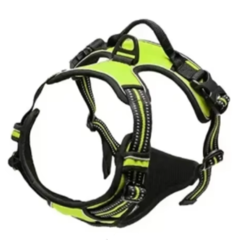 Harnais jaune sur fond blanc